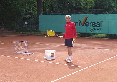 der kleine Ball soll in das Tor