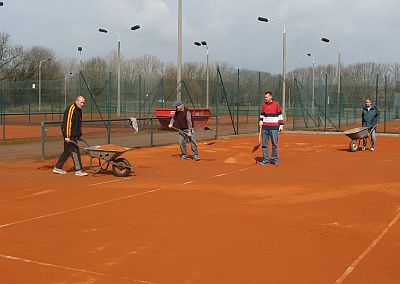 Und schon wuselt es auf dem Platz